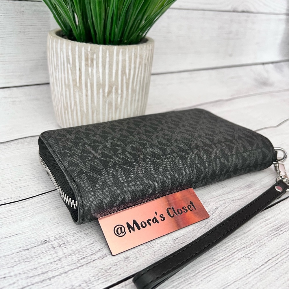 Michael Kors Wallet - Picture 3 of 7